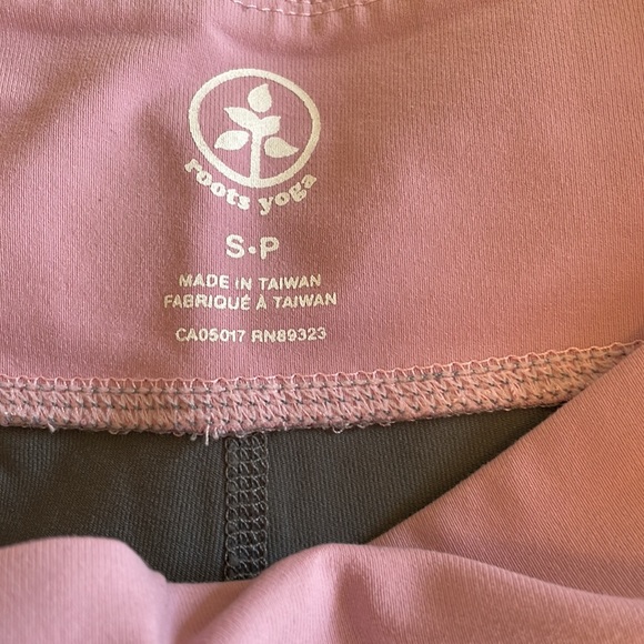 Crop flare grey Roots yoga leggings with pink and white stripe - Picture 3 of 3